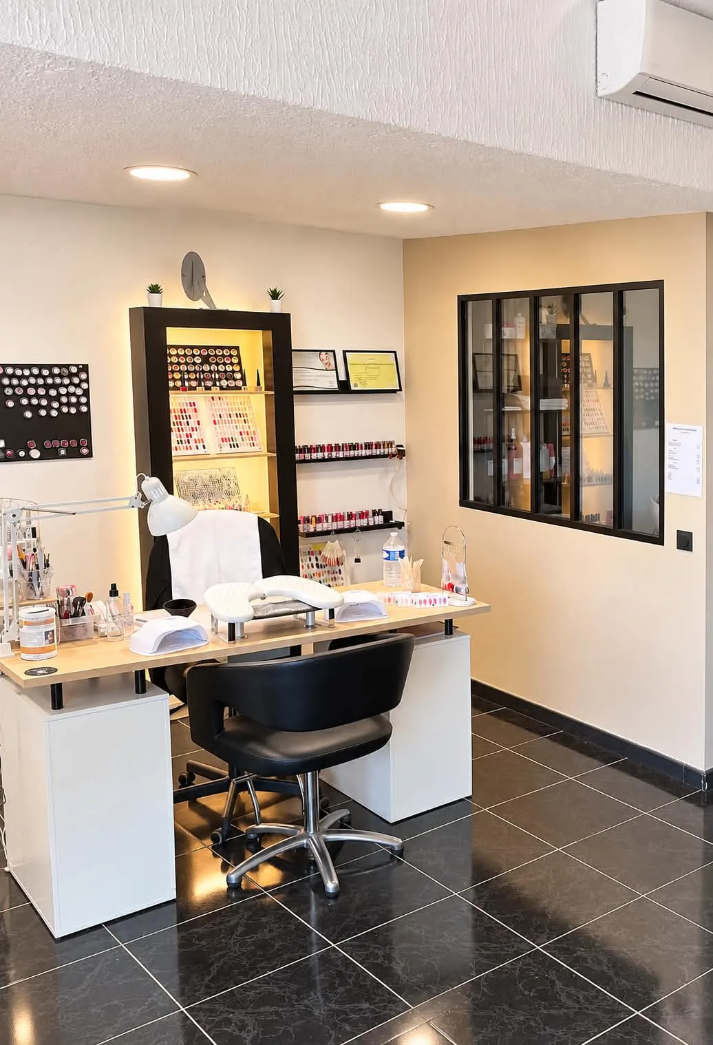L’espace onglerie de l’institut EVE Beauty Studio à Fayence